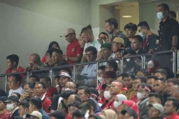 Nampak Luis Milla sedang duduk diantara para penonton melihat Timnas Indonesia melawan Curacao (sumber: m.bola.net/Abdi Rafi Akmal)