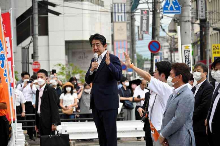 Mantan PM Jepang Pada Saat Pidato Sebelum Ditembak (Sumber : Okezone News)