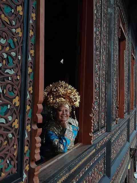 Bergaya  bak  putri  raja (  dok pri )