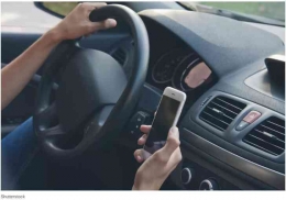 Matikanlah Ponsel selama mengemudi kendaraan (ShutterStock)