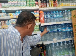 Penulis survey kondisi segel air minum dalam kemasan di Jakarta (26/6/22). Sumber: DokPri
