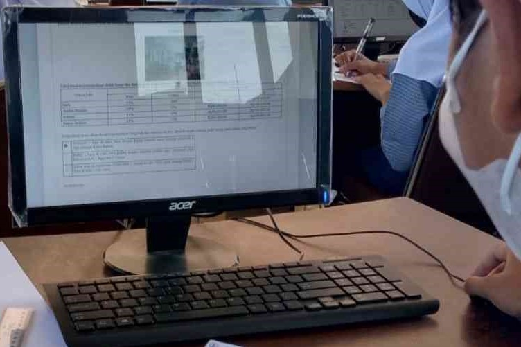 Siswa SMA sedang Mengikuti Uji Coba Ujian di Ruang Komputer (Sumber: Dokumentasi Pribadi)