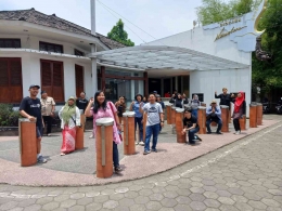 Traveler KOTEKA didepan pintu gerbang Museum Bale Panyawangan Diorama Nusantara I Sumber Foto: Dokumentasi pribadi