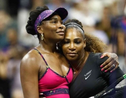 Venus kalah dari adiknya Serena kejuaraan putri AS Terbuka 2018 memeluknya ucapan selamat  31 /08/2o18. Foto: Julian Finney Sumber: Getty Images 