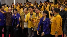 Ketua Umum Partai Golkar Airlangga Hartarto bersama mahasiswa Universitas Pendidikan Nasional (Undiknas). (Foto: Undiknas)