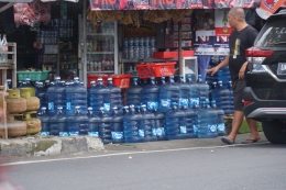ilustrasi: Seorang warga membeli galon air mineral, Jumat (16/9/2022) di daerah Sario, Manado, Sulawesi Utara. Manado termasuk kota di mana ditemukan air minum dalam kemasan galon polikarbonat dengan kontaminasi bisfenol-A melebihi ambang batas 0,6 ppm. (Foto: KOMPAS/KRISTIAN OKA PRASETYADI)