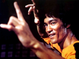 Bruce Lee, ahli bela diri, di dalam dan di luar film. (Sumber: Testcopytheme Blogspot)