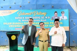 Pj. Walikota Banda Aceh foto bersama Rektor Unmuha dan Dekan Fakultas Vokasi. Foto: Humas Unmuha