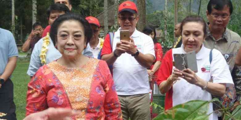 Megawati Soekarno Putri berphoto di Kebun Raya Bogor. Photo: //lipi.go.id/