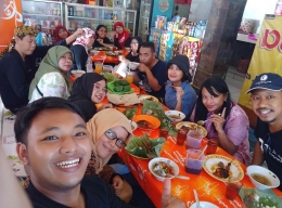 Makan siang Sate Maranggi di Kampung Sate Maranggi Plered. Foto : dokumentasi pribadi