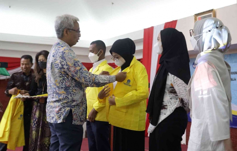 Duta Besar Hermono memasang jas almamater secara simbolik kepada mahasiswa baru di KBRI Kuala Lumpur, Minggu (25/9/2022). Dok. Pribadi.