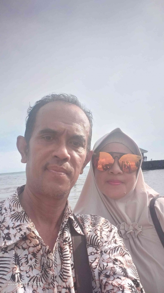 Bersama istri membelakangi Pantai Utama Raya Situbondo, Jawa Timur (dokpri)