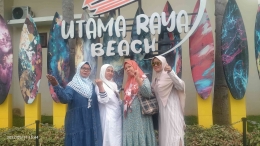 Berpose di spot Utama Raya Beach (dokpri)