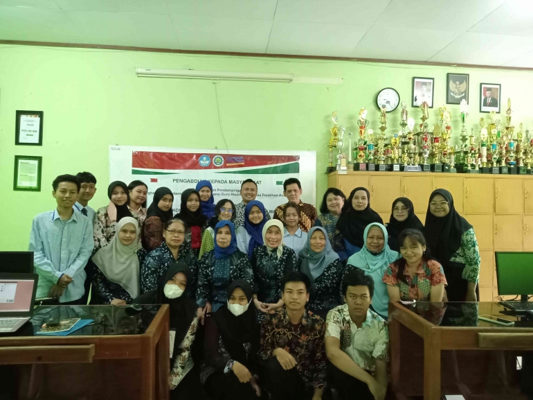 Foto bersama Tim Pengabdian, Pemateri, Ketua MGMP Kota Malang dan Peserta Pelatihan Accurate di SMK Negeri 1 Malang