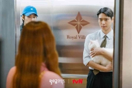 Sangeun bertemu dengan Haejin dan Jiho di lift (sumber: tvN)
