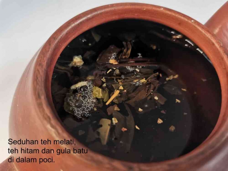 Seduhan teh dan gula batu (dok.pribadi).