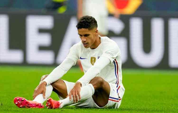 Cidera Varane. Sumber: Twitter.com/DExpress Sport