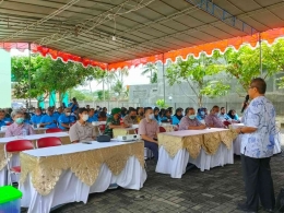 Sosialisasi pelatihan simulasi evakuasi bencana Gunung Merapi oleh salah satu dosen Undip di desa Gulon. (sumber: dok pribadi)