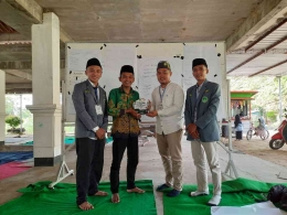 Penyerahan Penghargaan Untuk Peserta Terbaik oleh Ketua Pimpinan Cabang IPNU Kabupaten Magelang, Rekan Yusuf Machasin.dokpri