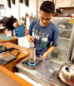 Febrian eka, the owner Poenokawan Coffee Roastery sedang meracik kopi. Foto: Parlin Pakpahan.