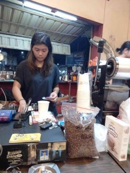 Ellya Astria, barista kedai kopi Klodjen Djaja 1956, kedai kopi vintage di Klojen, Malang. Foto: Parlin Pakpahan.