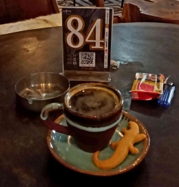 Secangkir arabica di Bajawa Cafe, Depok Belanda. Foto: Parlin Pakpahan.