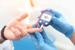 Ilustrasi pemeriksaan gula darah, pasien diabetes. Penyakit diabetes dapat memicu berbagai penyakit lain (SHUTTERSTOCK/Proxima Studio via Kompas.com)
