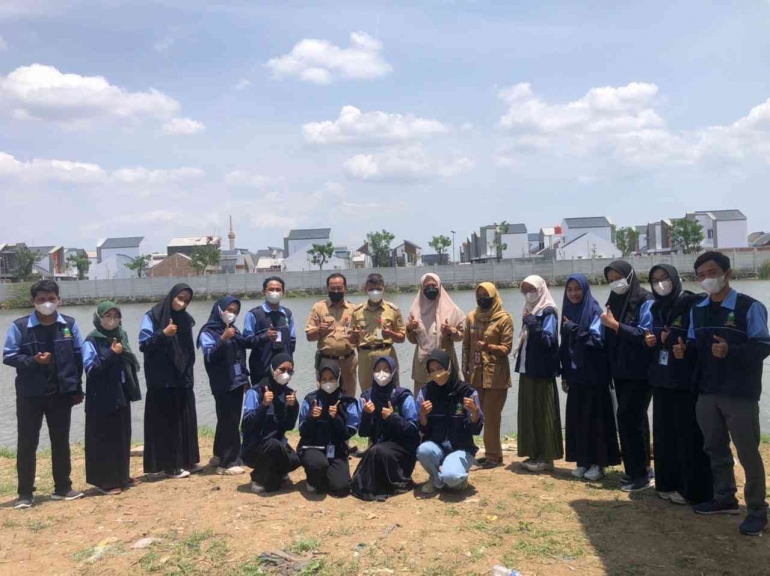 Foto Bersama Mahasiswa KKN Reguler 79 Posko 04 UIN Walisongo Semarang, Lurah, dan Staff Jajarannya/dokpri