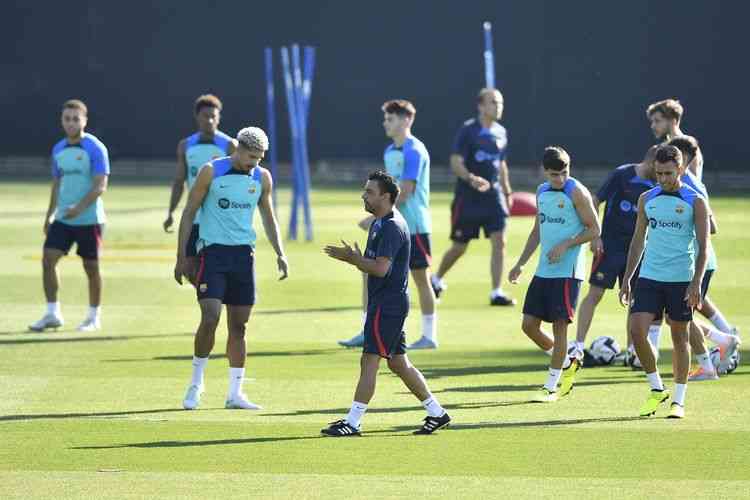 Xavi Hernandez memimpin sesi latihan Barcelona. Foto: AFP/Pau Barrena via Kompas.com