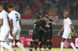 Para pemain Indonesia (kaus hitam) saat melawan Curacao di laga perdana. foto: dok PSSI dipublikasikan kompas.com 