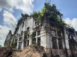 Salah satu bangunan PG Gunungsari yang masih tampak strukturnya. Dokumentasi pribadi penulis