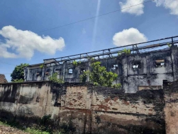 Gedung bioskop di kawasan Kamaran yang atapnya sudah hilang. Dokumentasi pribadi penulis