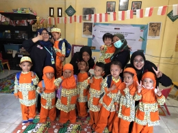 Foto bersama dengan siswa-siswi KB Aisyiyah 18 Dau | Foto pribadi