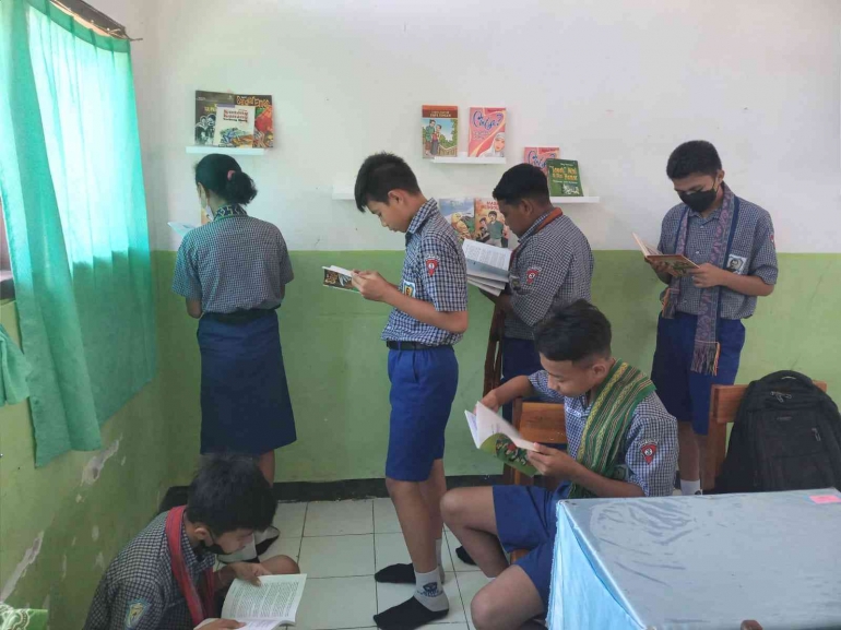 Pojok Baca Kelas SMPK Don Bosco Atambua. Foto. Dok.pribadi