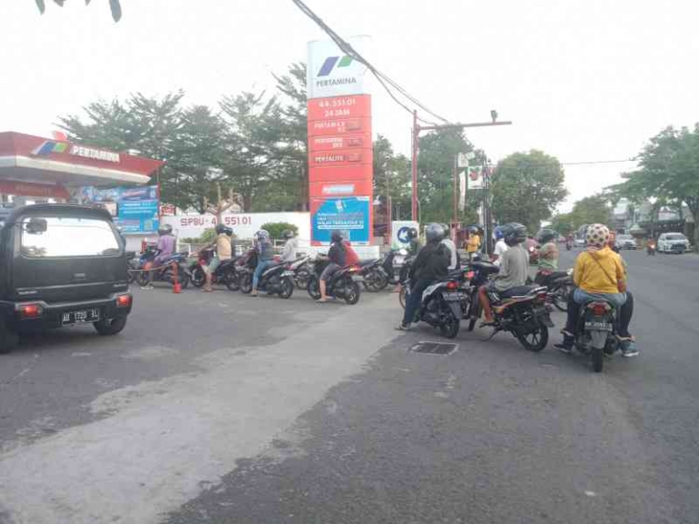 Antrian BBM sore hari di SPBU Dongkelan, Bantul Yogyakarta. | Dokumen pribadi.
