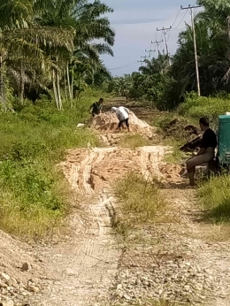 Pembukaan jalan baru di Batang Sariak, Nagari Katapiang lewat Pokir Rosman Palito Rajo Endah. (foto dok damanhuri)