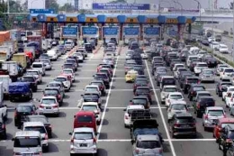 Macet di Pintu Tol Cikampek-Jakarta. Sumber: Megapolitan Okezone