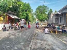 Warga RT 02 Desa Mulyorejo Kabupaten Tuban sedang istirahat setelah melakukan gotong royong | Dokumentasi pribadi