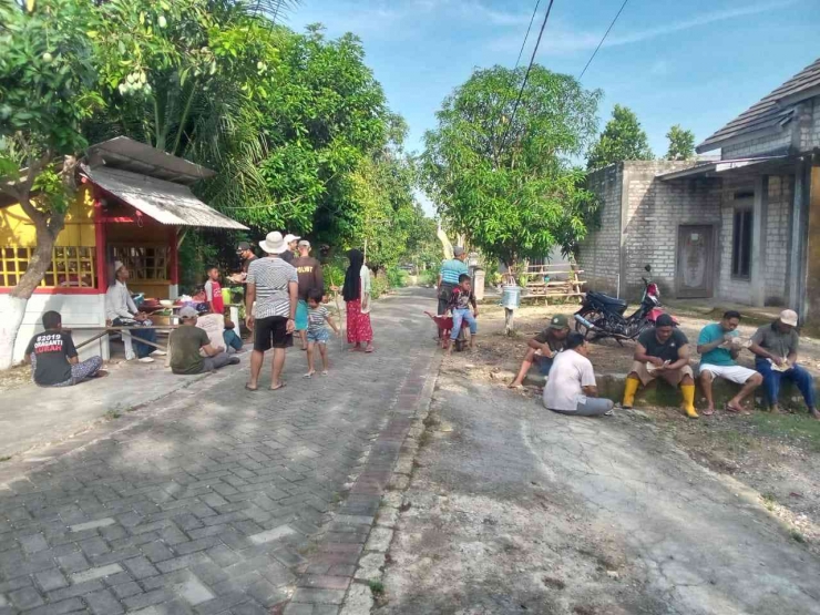 Warga RT 02 Desa Mulyorejo Kabupaten Tuban sedang istirahat setelah melakukan gotong royong | Dokumentasi pribadi