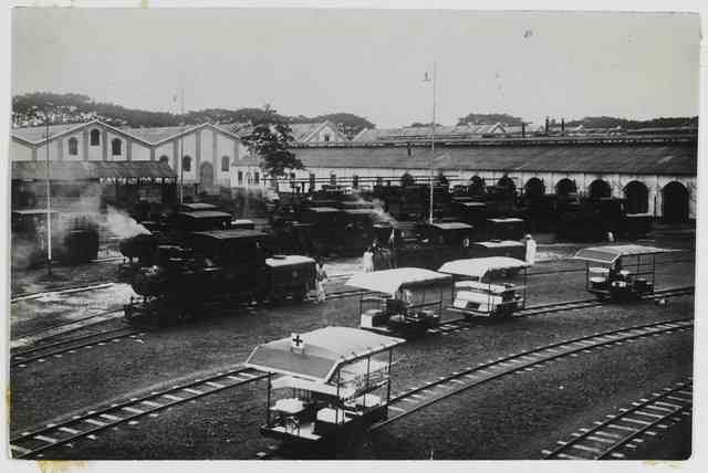 Depo lokomotif di PG Jatiroto sekira tahun 1915. Dokumentasi Wikimedia Commons