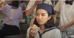 Nobuko remaja makan roti/tangkapan layar pribadi
