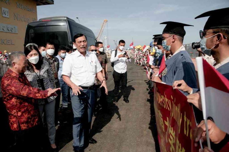 Potret kehadiran Kemenko Marves RI di pabrik bahan baku baterai listrik PT IMIP. Sumber: sampaijauh.com