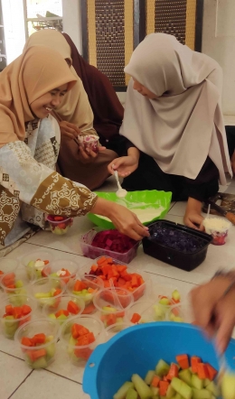 pembuatan camilan sehat salad buah bersama anak-anak LKSA Robbani/dokpri