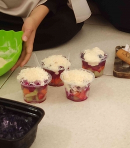 pembuatan camilan sehat salad buah bersama anak-anak LKSA Robbani/dokpri
