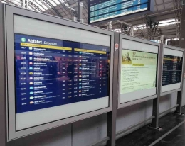 Jerman dan mesin pemberi informasi di stasiun kereta/dokumen pribadi oleh Ino