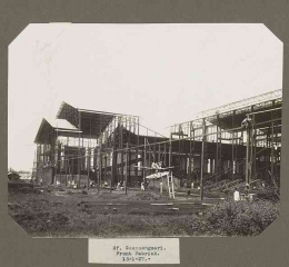 Bagian depan PG Gunungsari pada tahun 1927. Dokumentasi Wikimedia Commons.