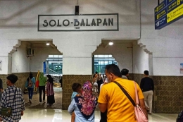 Stasiun Balapan saat libur lebaran tahun 2022 (foto by widikurniawan)