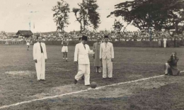 Presiden Sukarno memberikan tendangan kehormatan dalam pertandingan sepak bola di Lapangan Batavia Voetbal Club (BVC) (ANRI, Kempen Jakarta 1951)