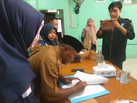 Dokpri Wali Desa Kotp Tuo menandatangani SK Pbembentukan Forum Anak Desa Kptp Tuo (Selasa, 27/9/2022)