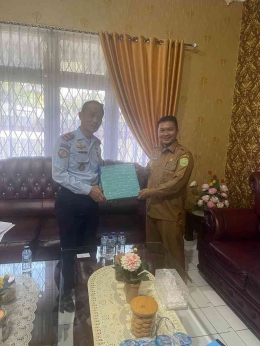 Kepala Rupbasan Palembang, Parulian Hutabarat menerima bingkisan dari guru pembimbing siswa PKL. Dokpri